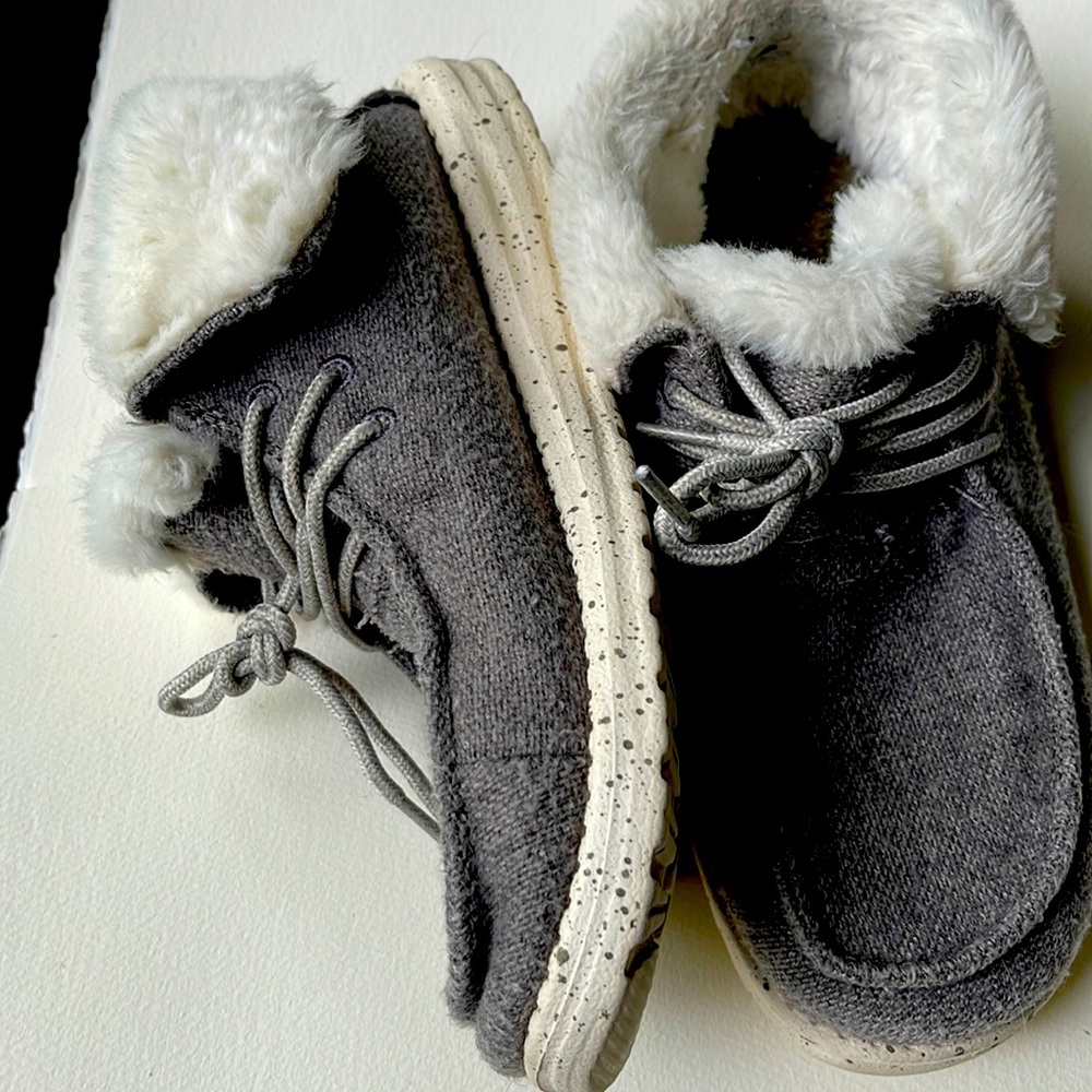 Hey Dude sz 7 womens fleece lined shoes